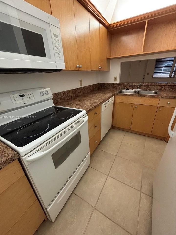 824 Twin Lakes Dr #18F - Photo 5 of 19