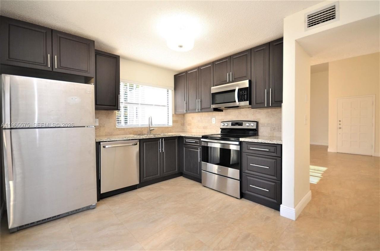 10400 Sw 67th St - Photo 3 of 27