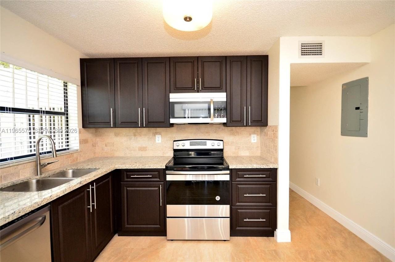 10400 Sw 67th St - Photo 4 of 27