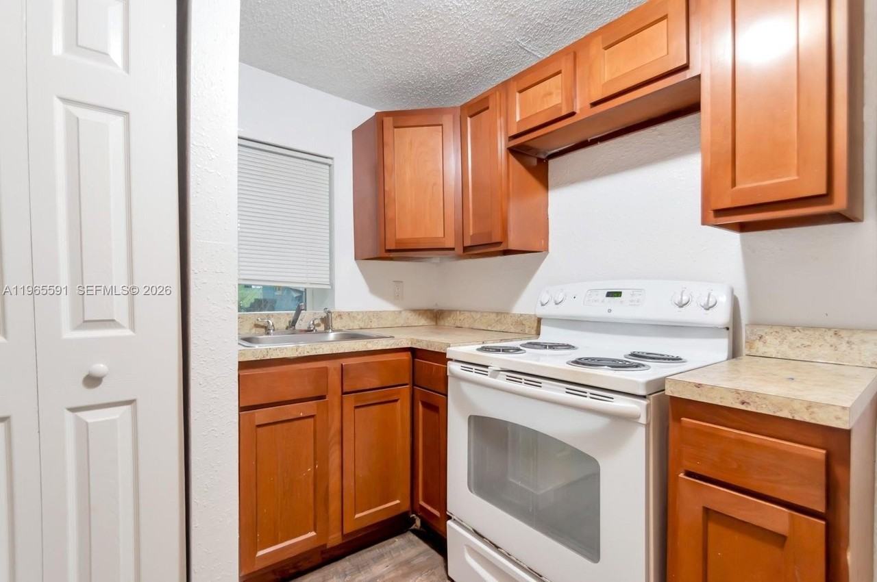 1629 W 31st St #1629 - Photo 4 of 12