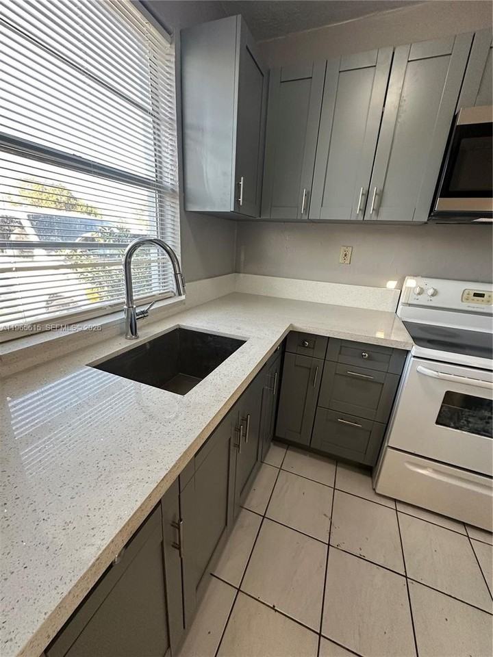 4210 Sw 25th St #1 - Photo 6 of 8