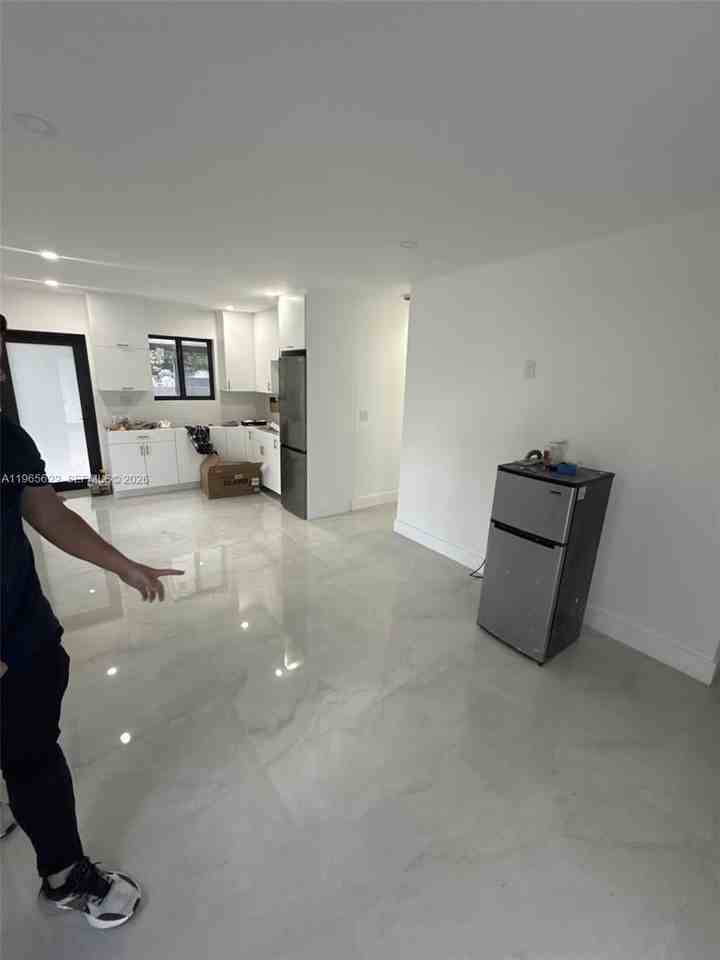 2923 Nw 16th Ave - Photo 2 of 12