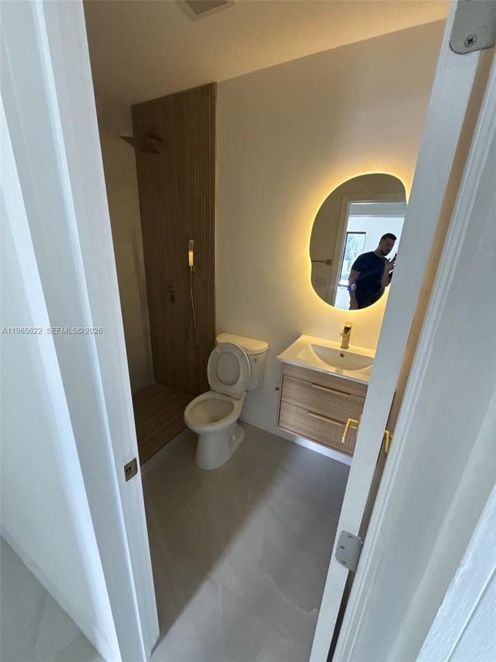 2923 Nw 16th Ave - Photo 3 of 12