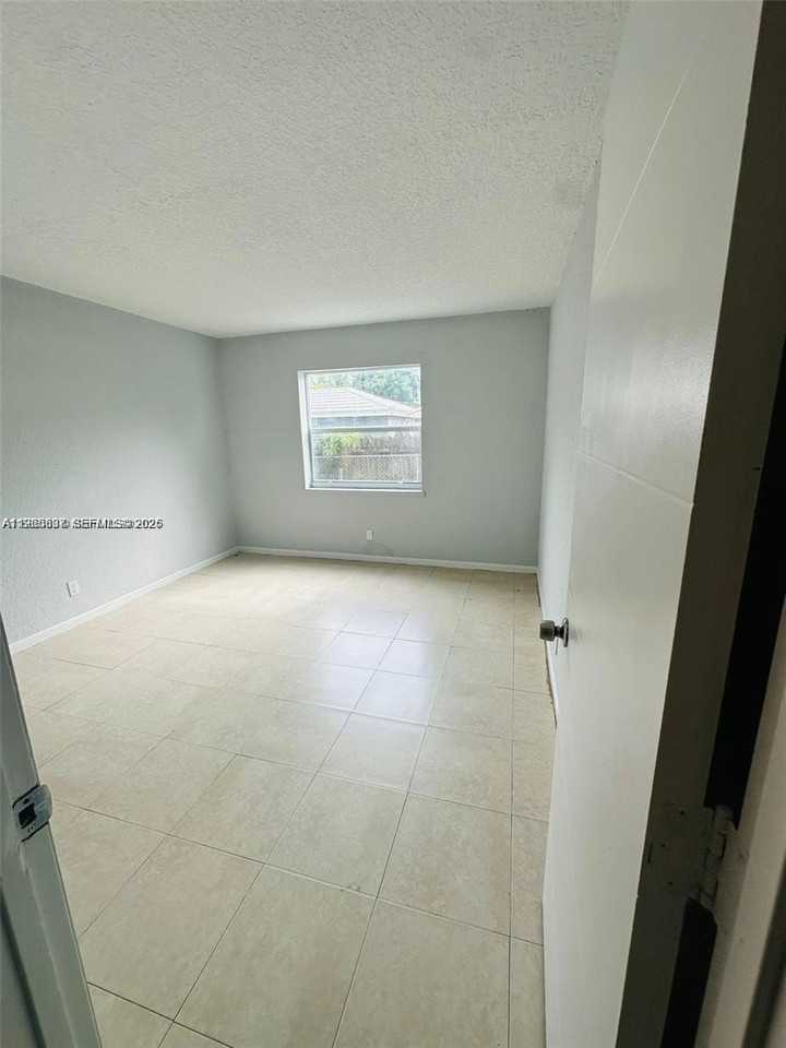 5 Ne 16th Ct #2 - Photo 6 of 9