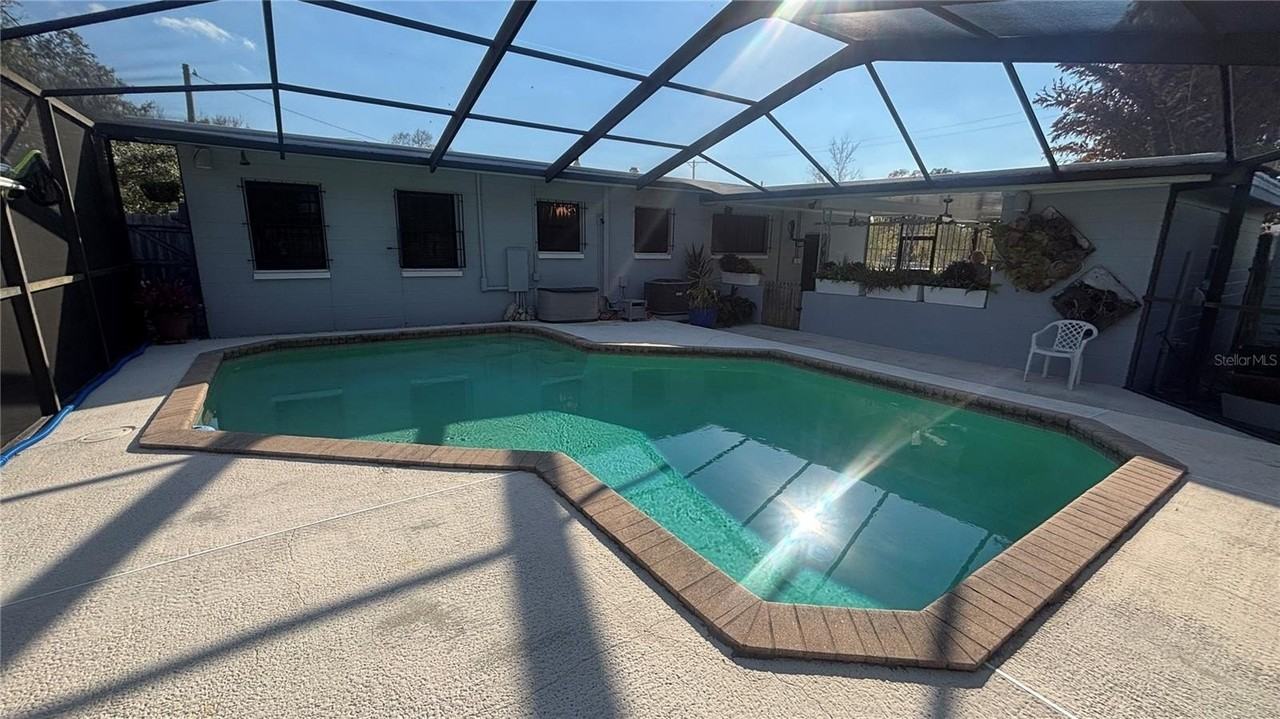 2002 E Robson St - Photo 3 of 22