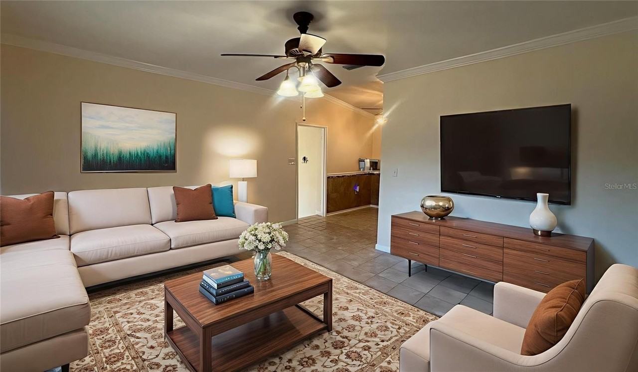 2002 E Robson St - Photo 4 of 22