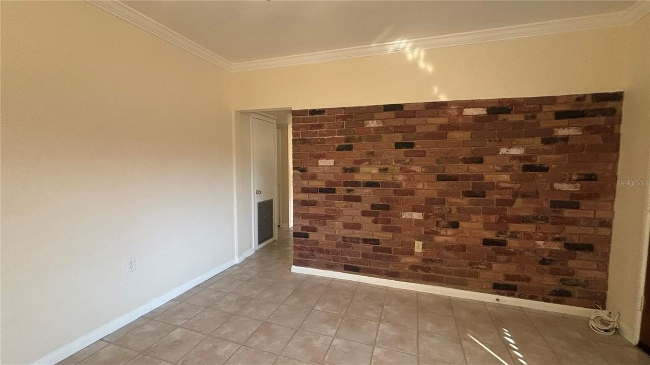 2002 E Robson St - Photo 5 of 22