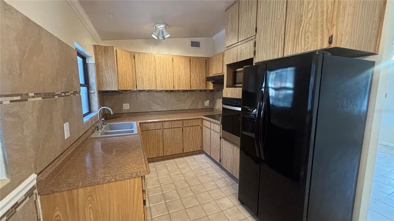 2002 E Robson St - Photo 6 of 22