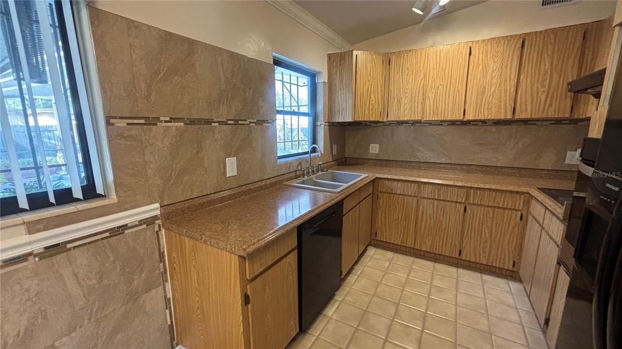 2002 E Robson St - Photo 7 of 22