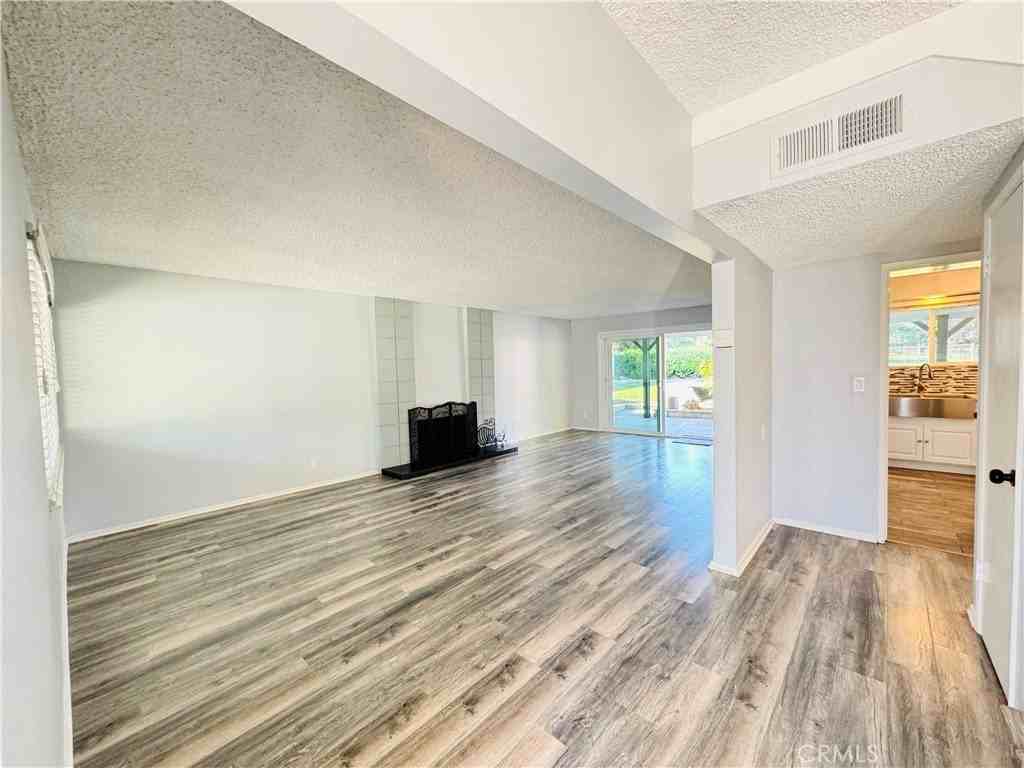 16737 Pineridge Dr - Photo 4 of 46