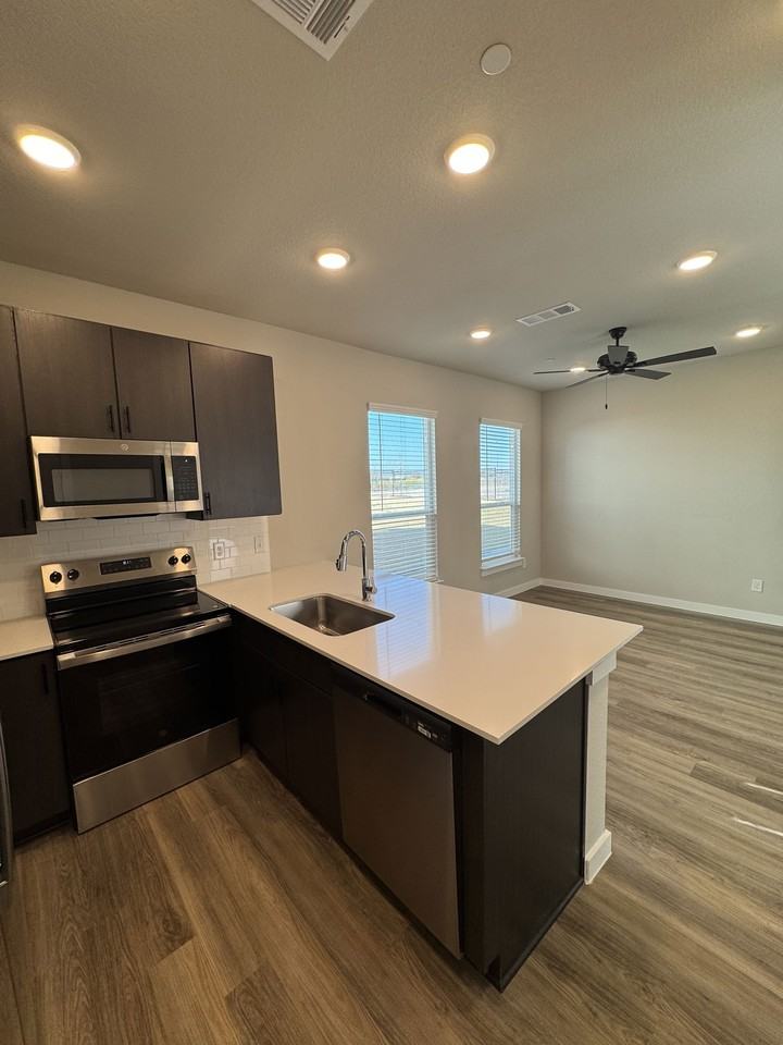 White Water Dr #816 - Photo 2 of 8