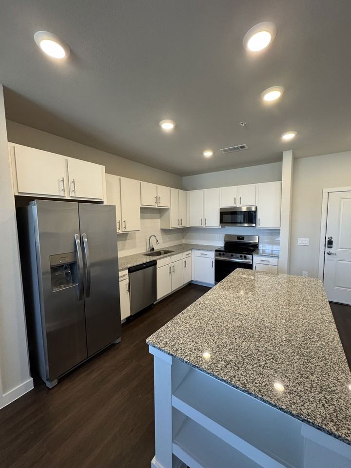 455 Elevon Pkwy #816 - Photo 3 of 8