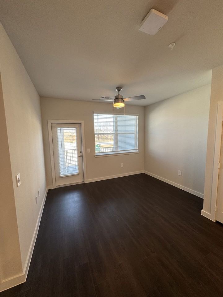 455 Elevon Pkwy #816 - Photo 4 of 8