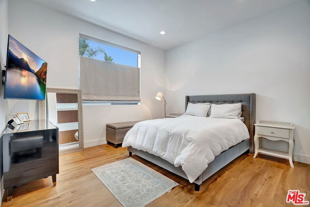 18600 Cantara St - Photo 7 of 8