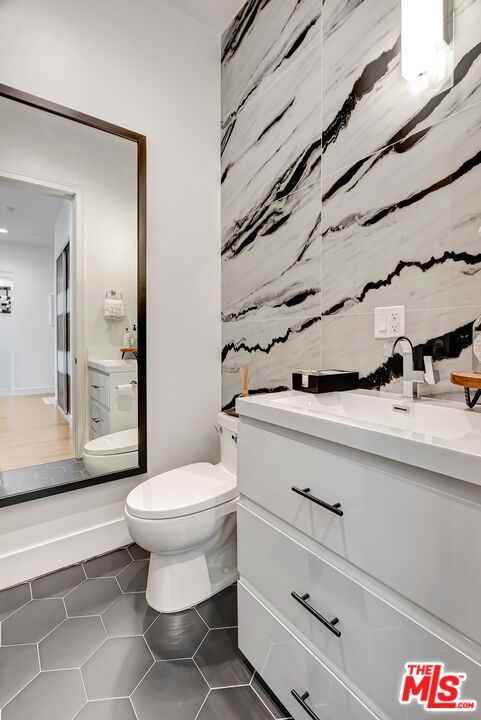 4203 Saugus Ave - Photo 2 of 8