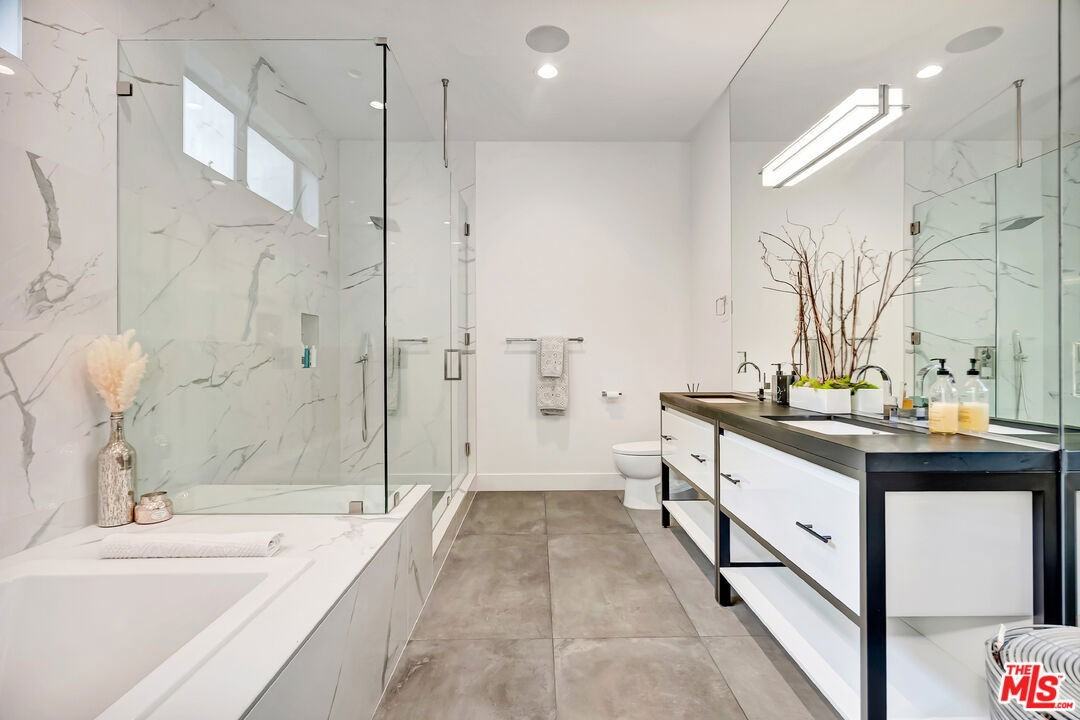 4203 Saugus Ave - Photo 3 of 8