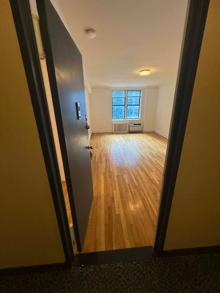 305 W 13th St - Photo 4 of 16