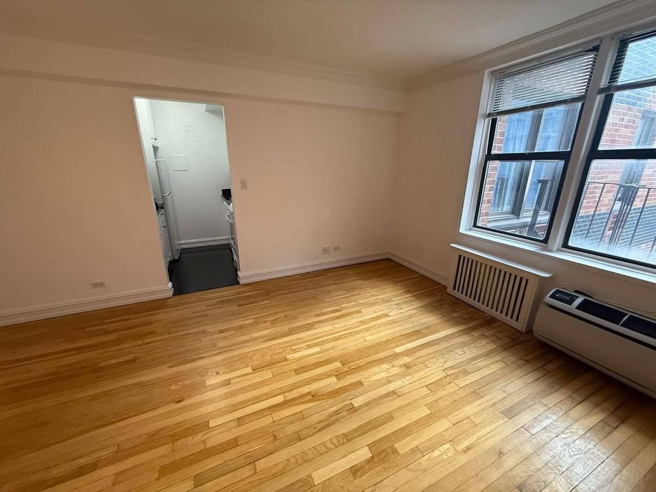 305 W 13th St - Photo 5 of 16