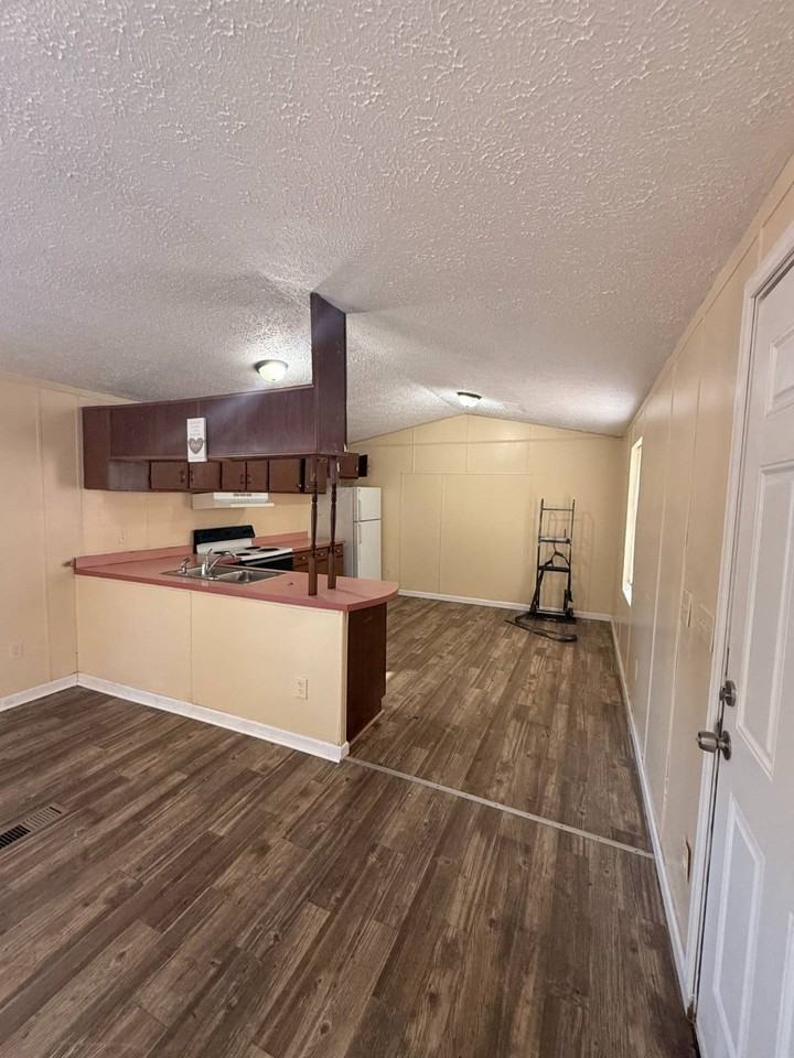 47 Kimberly Ln - Photo 2 of 6