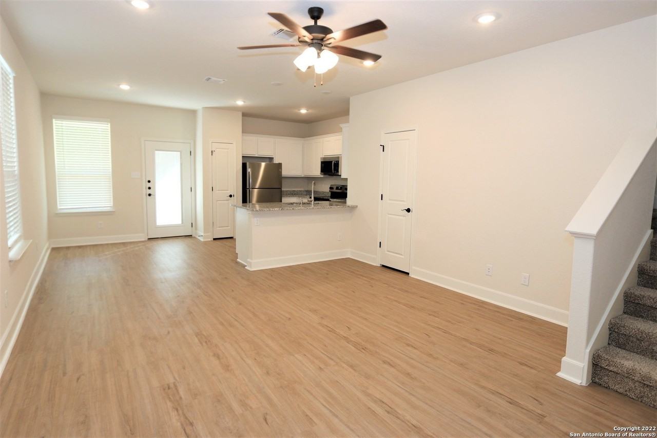 2515 Lynwood Bnd #102 - Photo 2 of 17