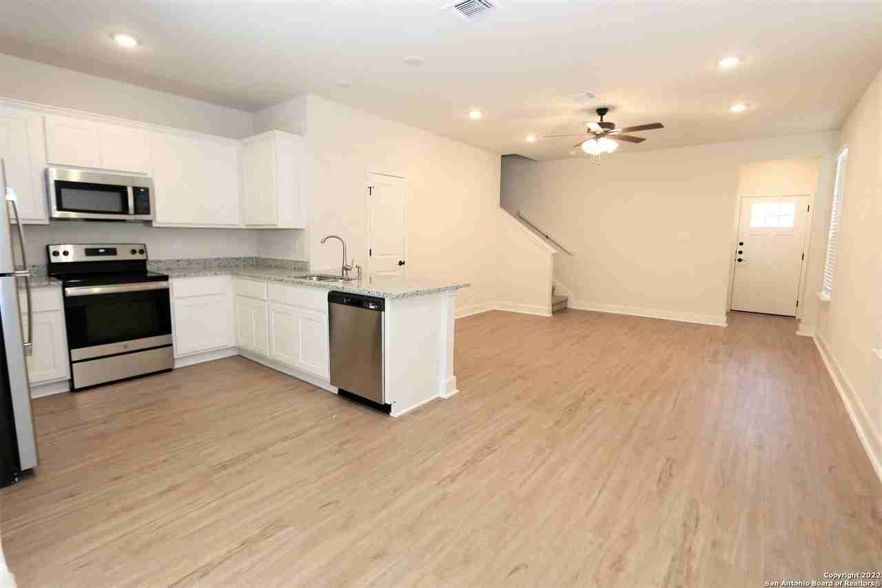 2515 Lynwood Bnd #102 - Photo 3 of 17