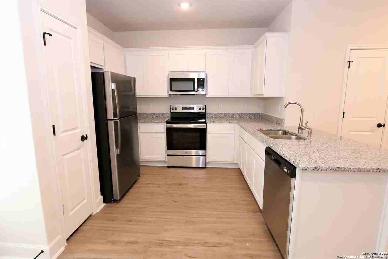 2515 Lynwood Bnd #102 - Photo 4 of 17