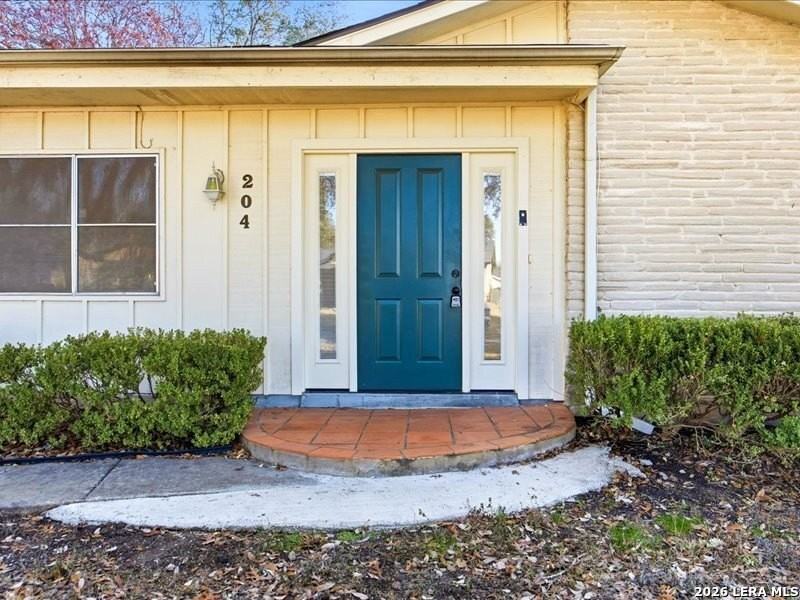 204 Regal Oaks Dr - Photo 2 of 28