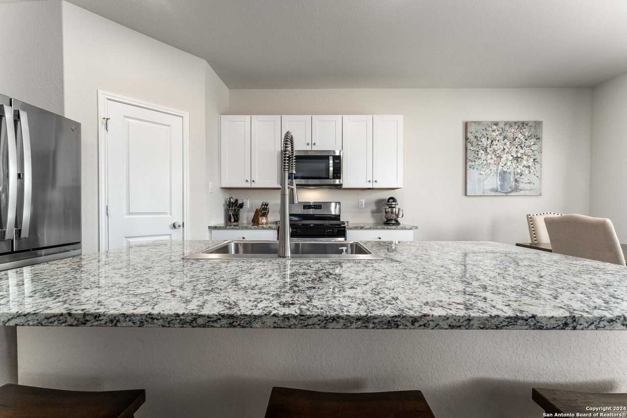 3127 Keuka Park Dr - Photo 6 of 19