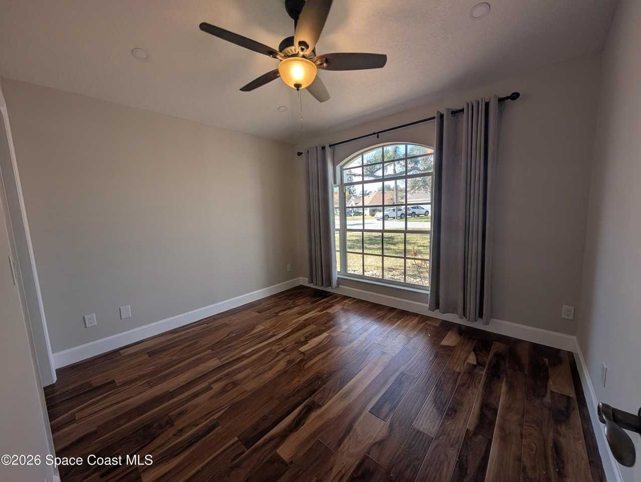 697 Ashbury Ave - Photo 4 of 26