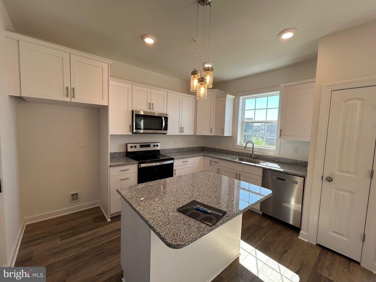 348 Avon Dr - Photo 2 of 13