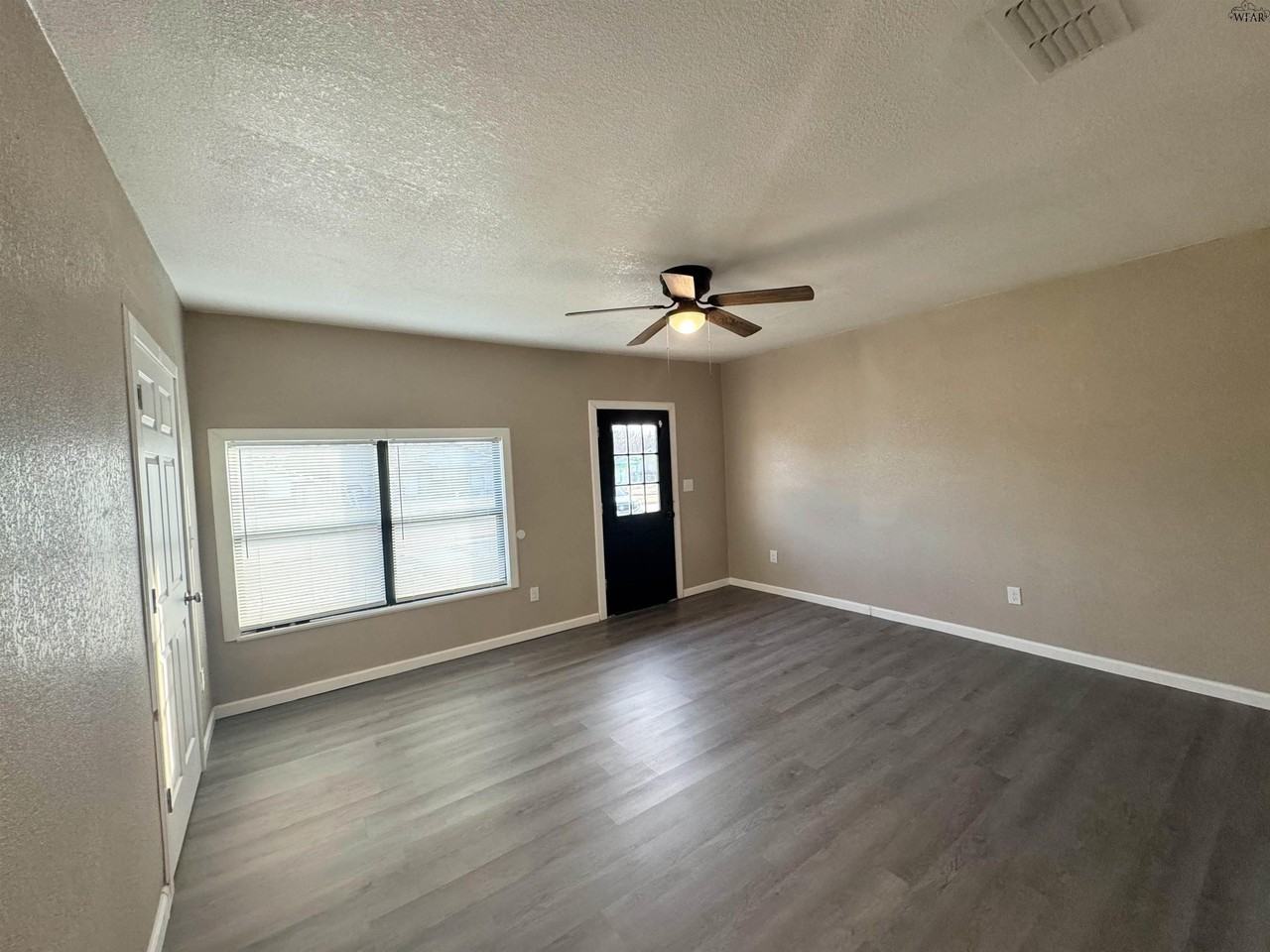 1816 Collins Ave - Photo 3 of 16