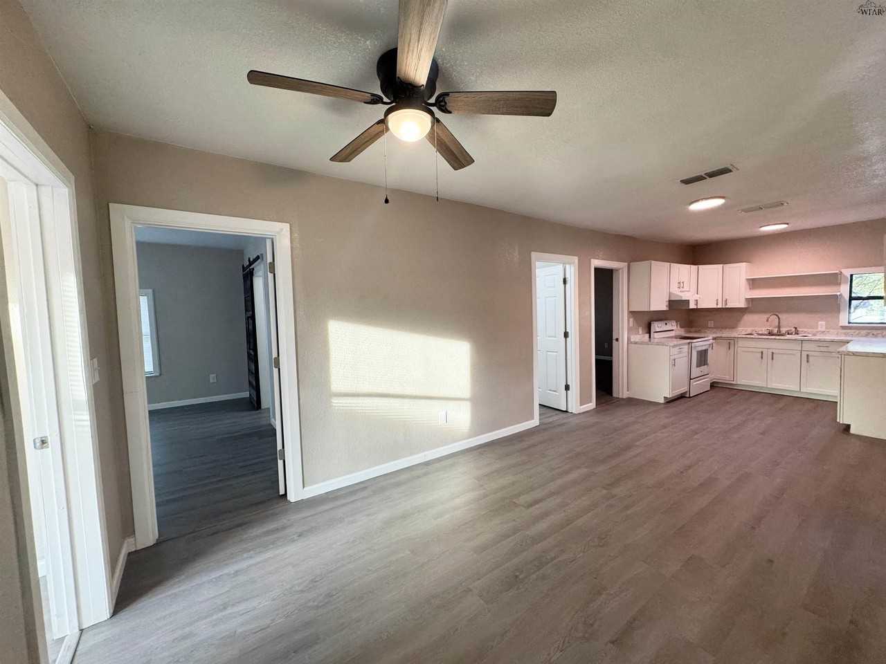 1816 Collins Ave - Photo 4 of 16