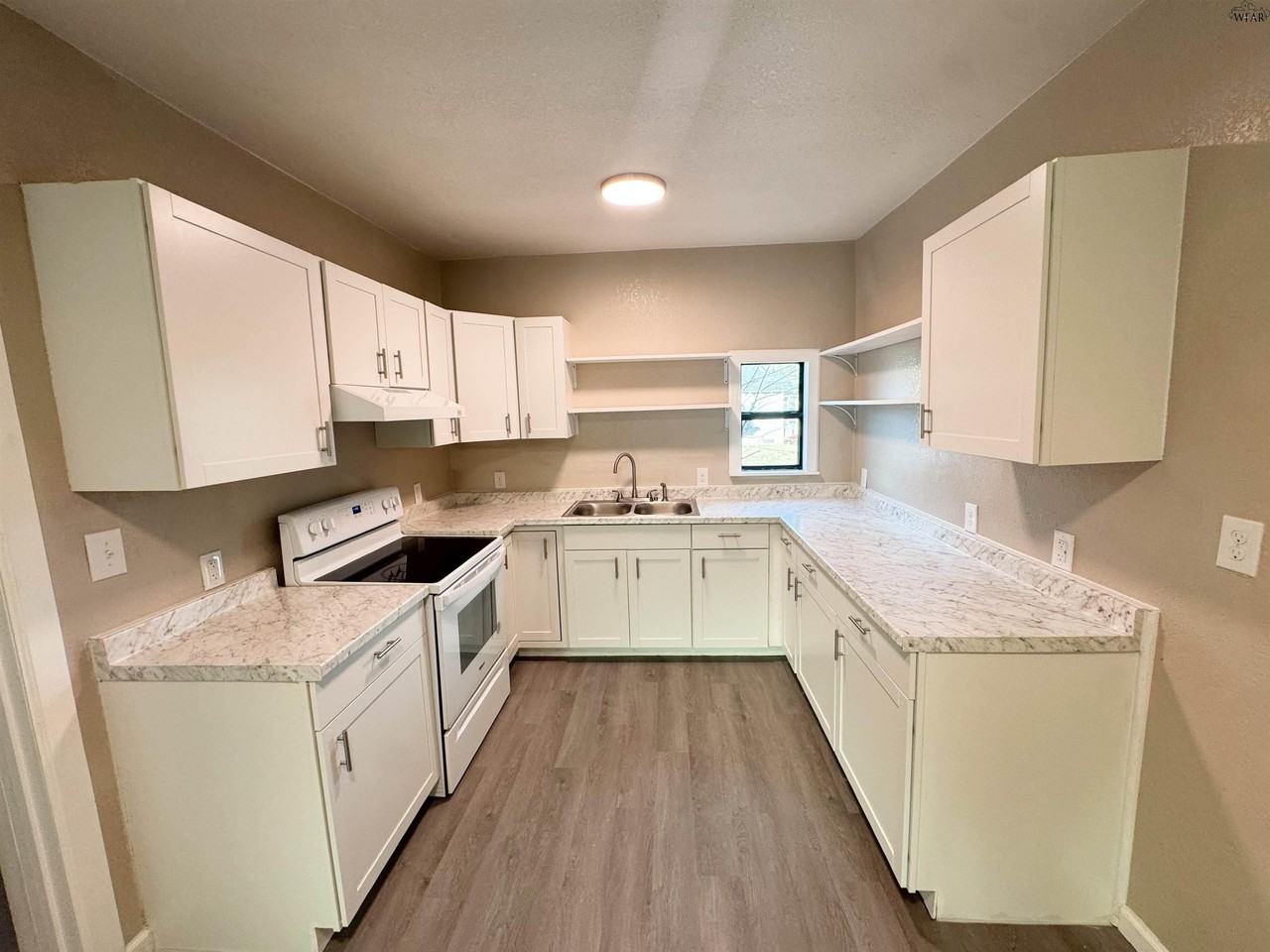 1816 Collins Ave - Photo 5 of 16