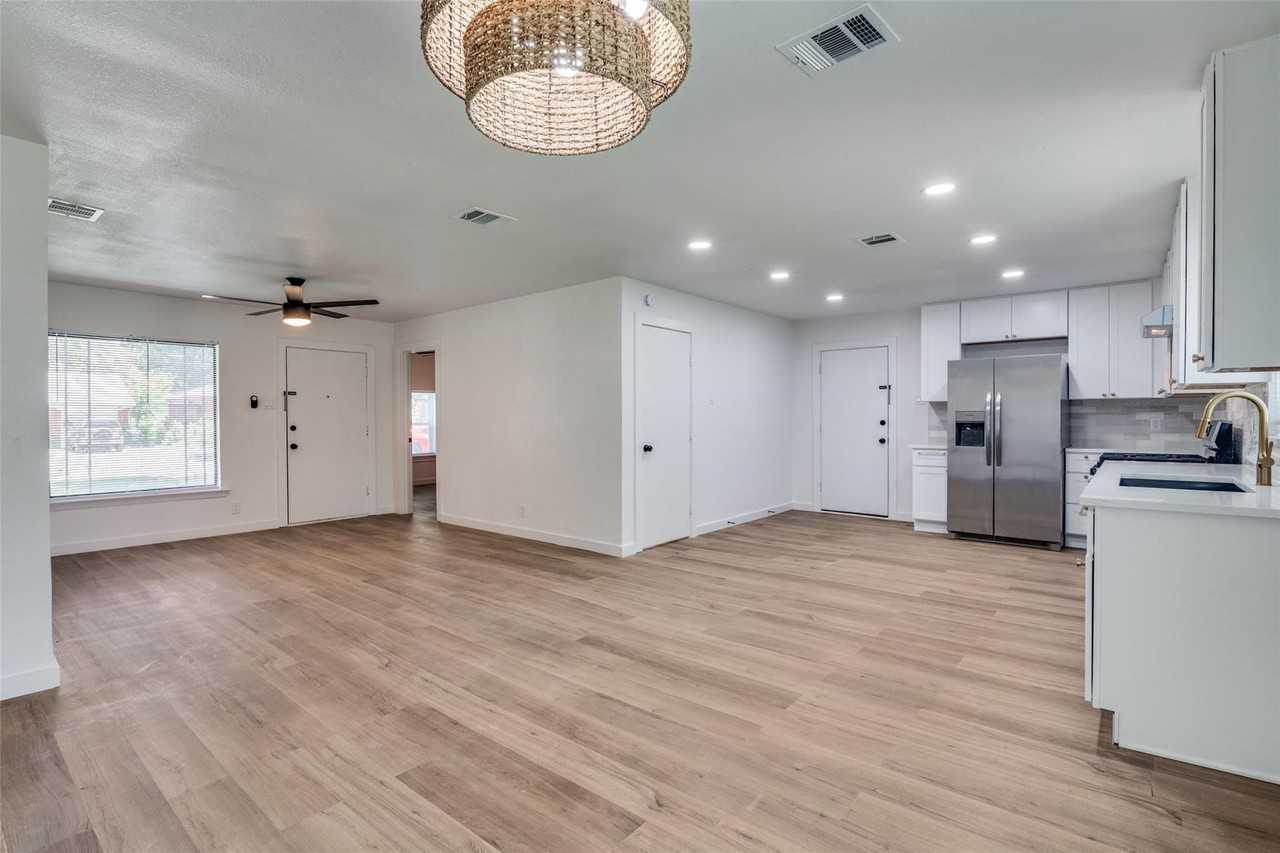 2715 Tolosa Dr - Photo 3 of 12