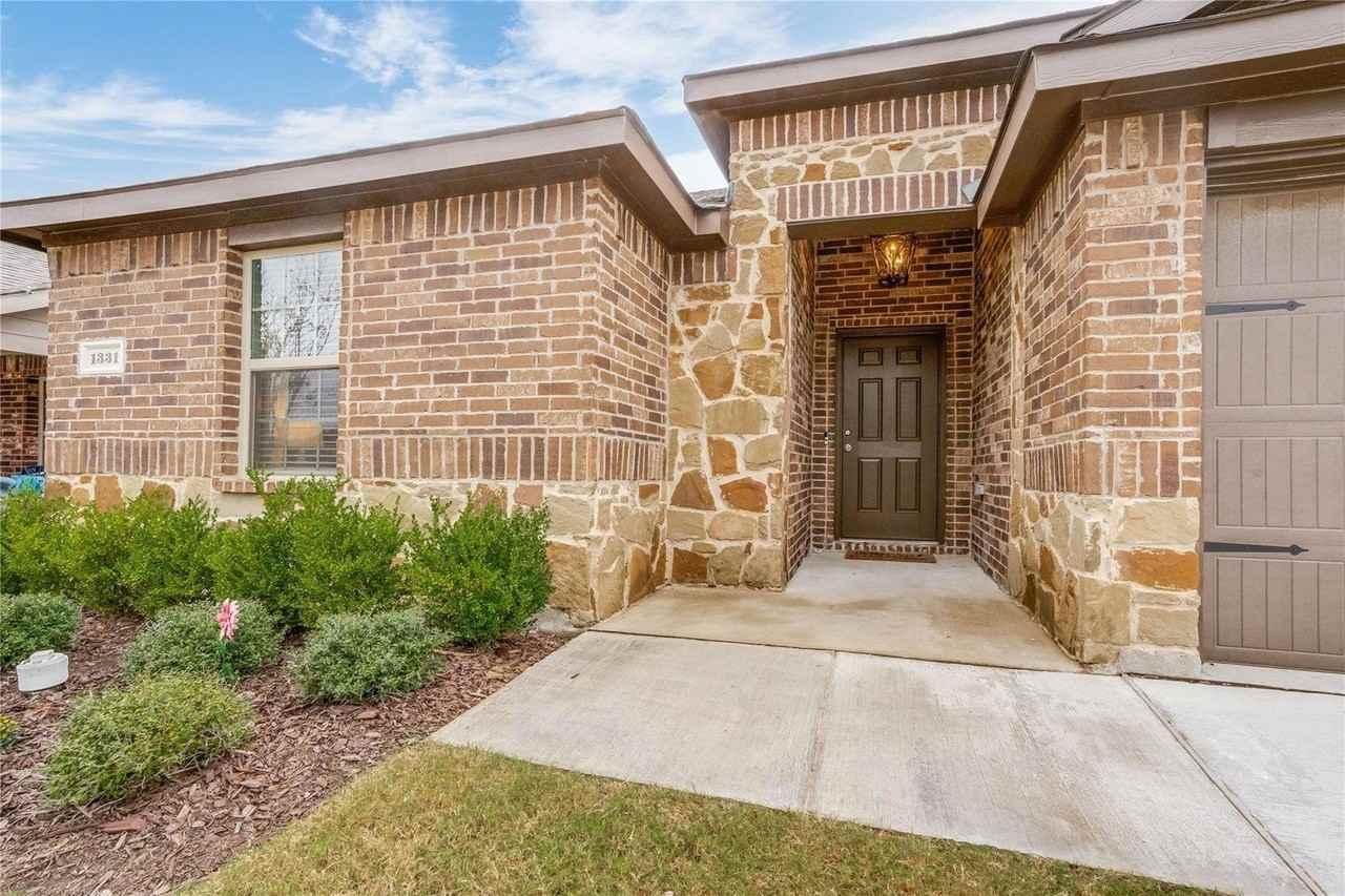 1331 Meadow Creek Dr - Photo 2 of 16