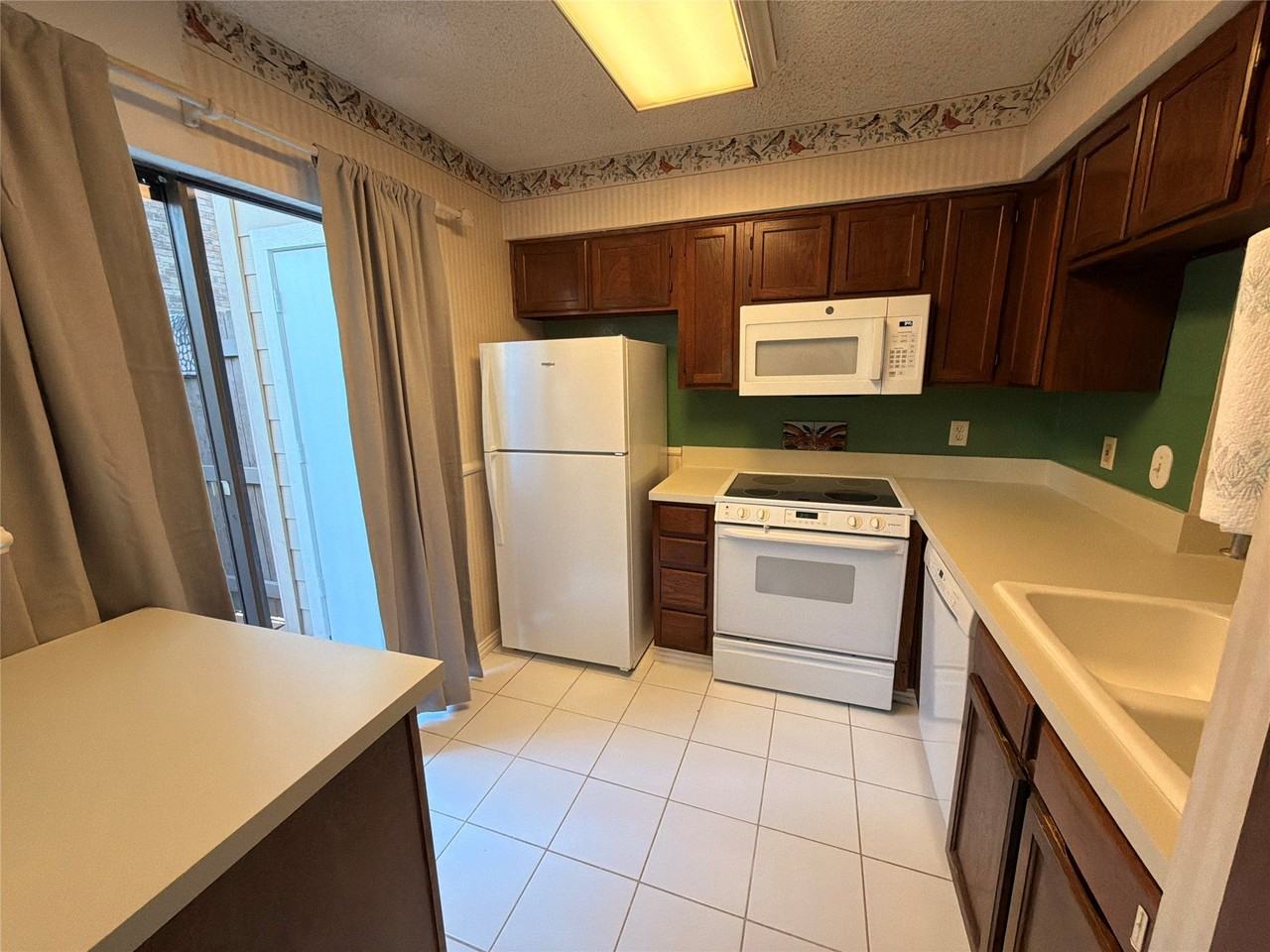 2327 Torrington Dr - Photo 3 of 16