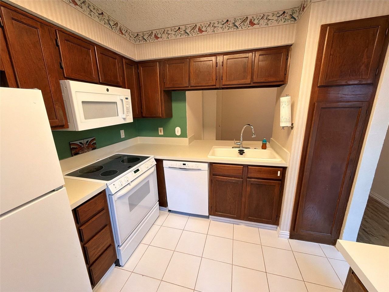 2327 Torrington Dr - Photo 4 of 16