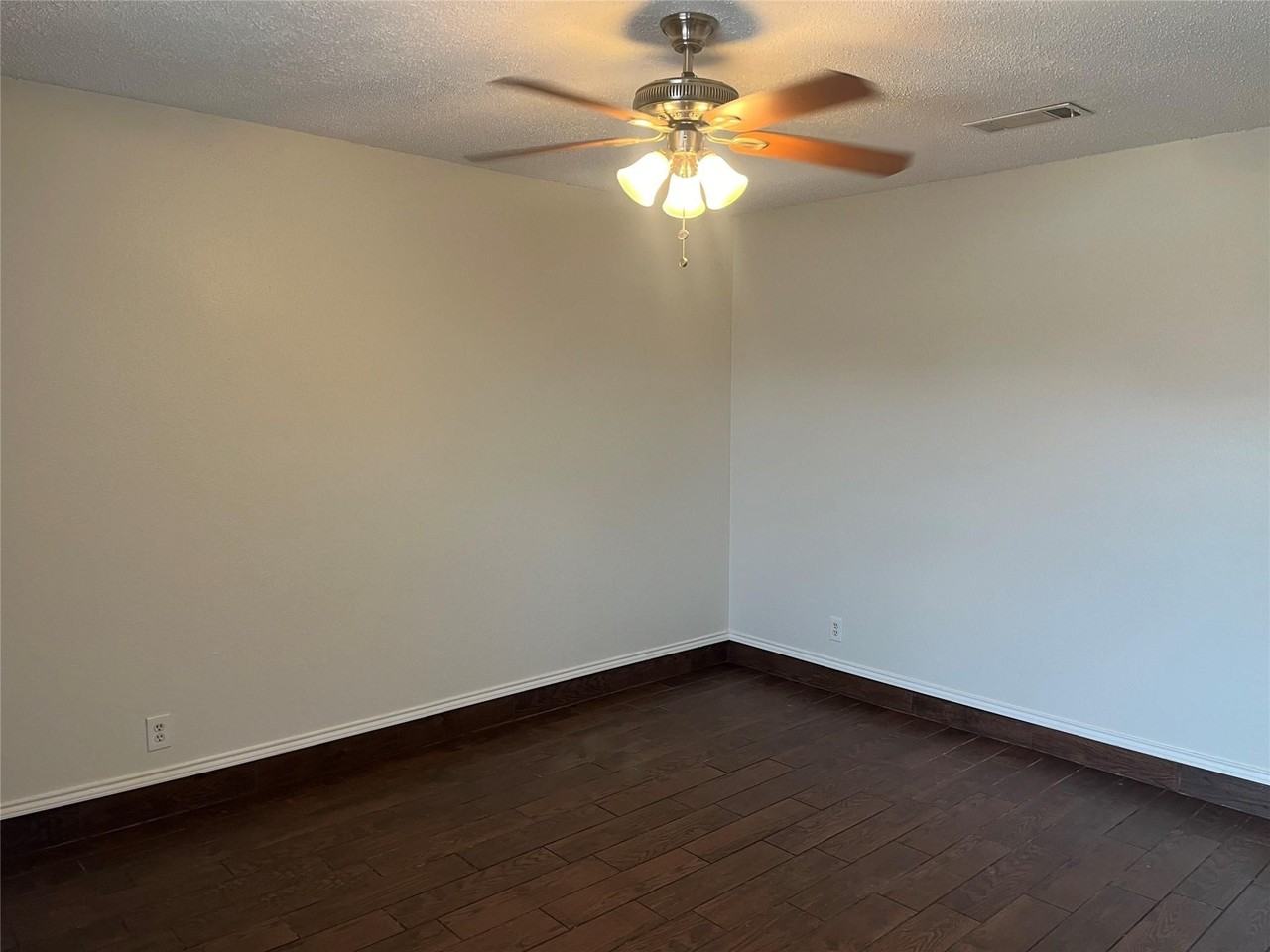 803 Bluebonnet Dr - Photo 2 of 9