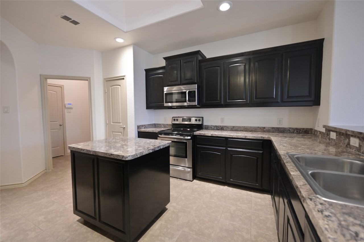 2908 Bahar Dr - Photo 6 of 40