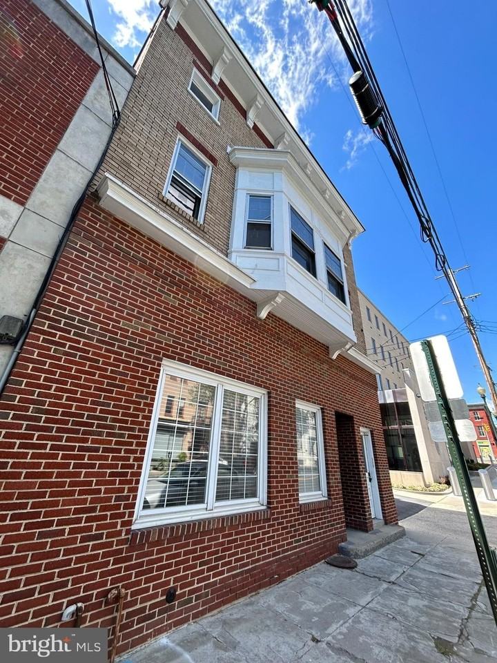 213 W King St - Photo 2 of 15