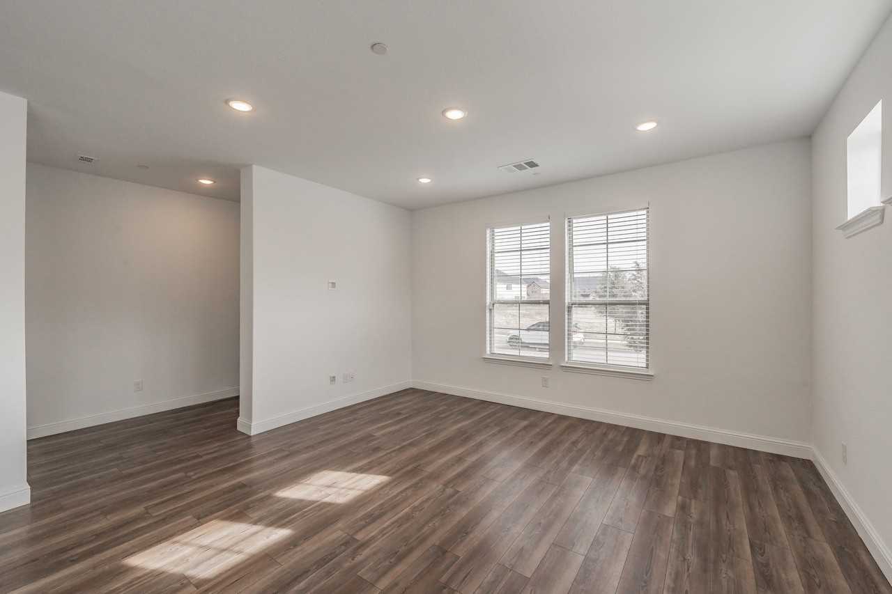 405 Matchbox St - Photo 5 of 38