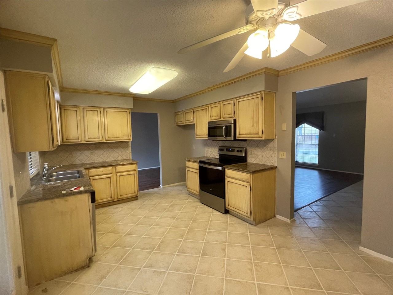 1807 Chittam Dr - Photo 5 of 20