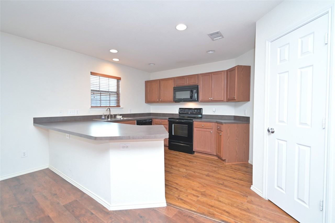 941 Newberry Trl - Photo 2 of 40