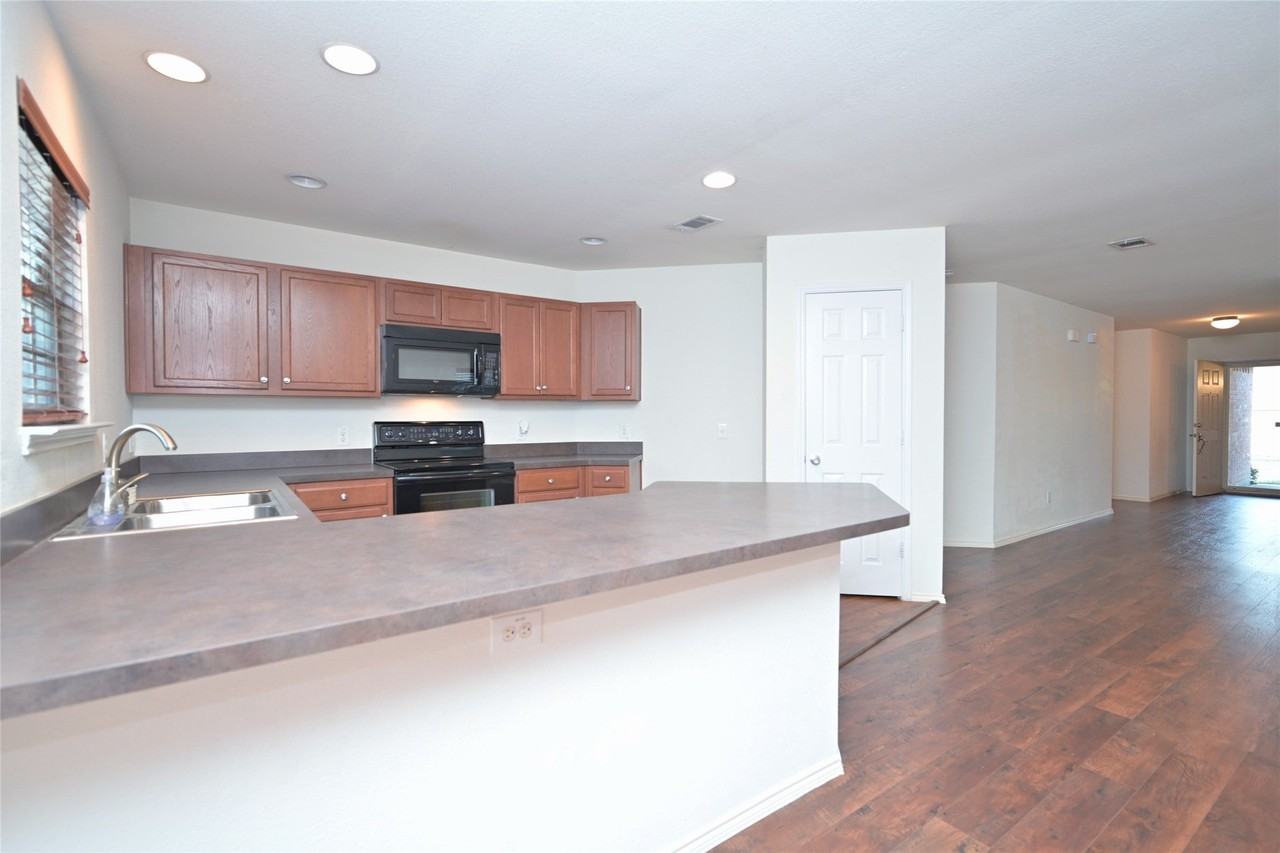 941 Newberry Trl - Photo 4 of 40