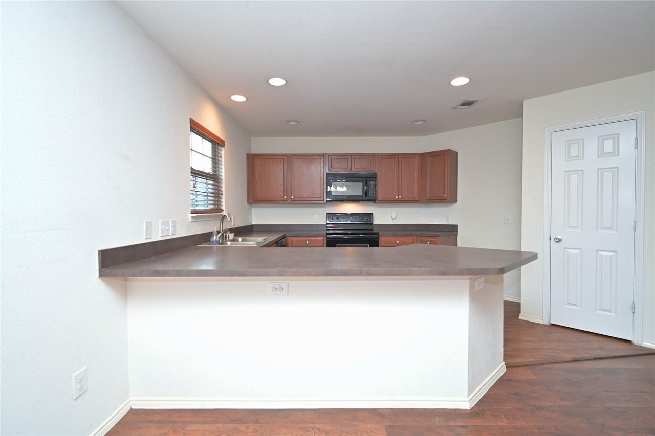 941 Newberry Trl - Photo 5 of 40