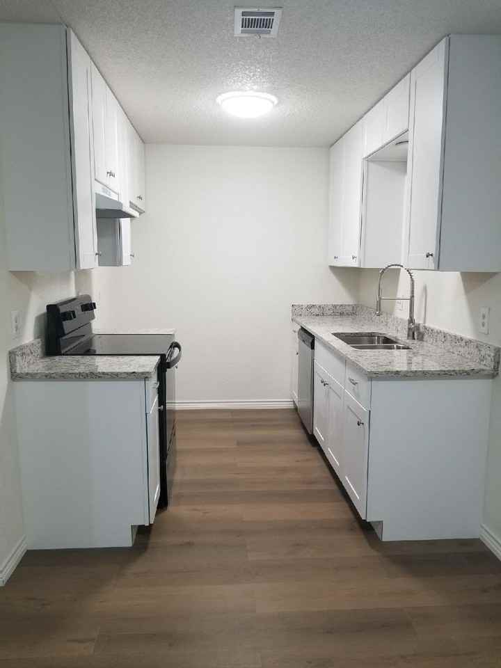 7509 April Ln - Photo 5 of 15