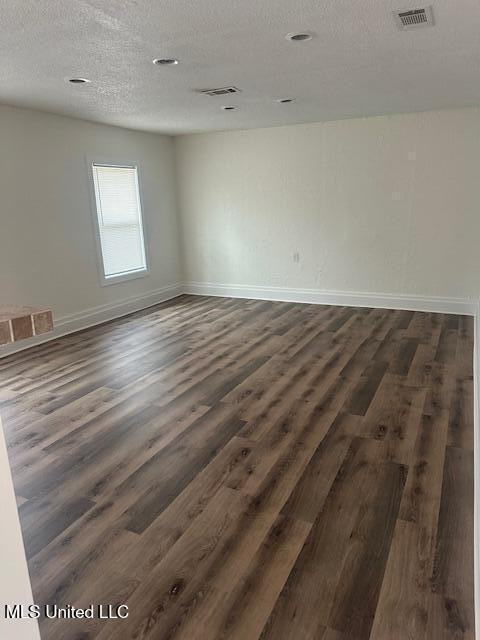 2437 Oxford Dr - Photo 2 of 15