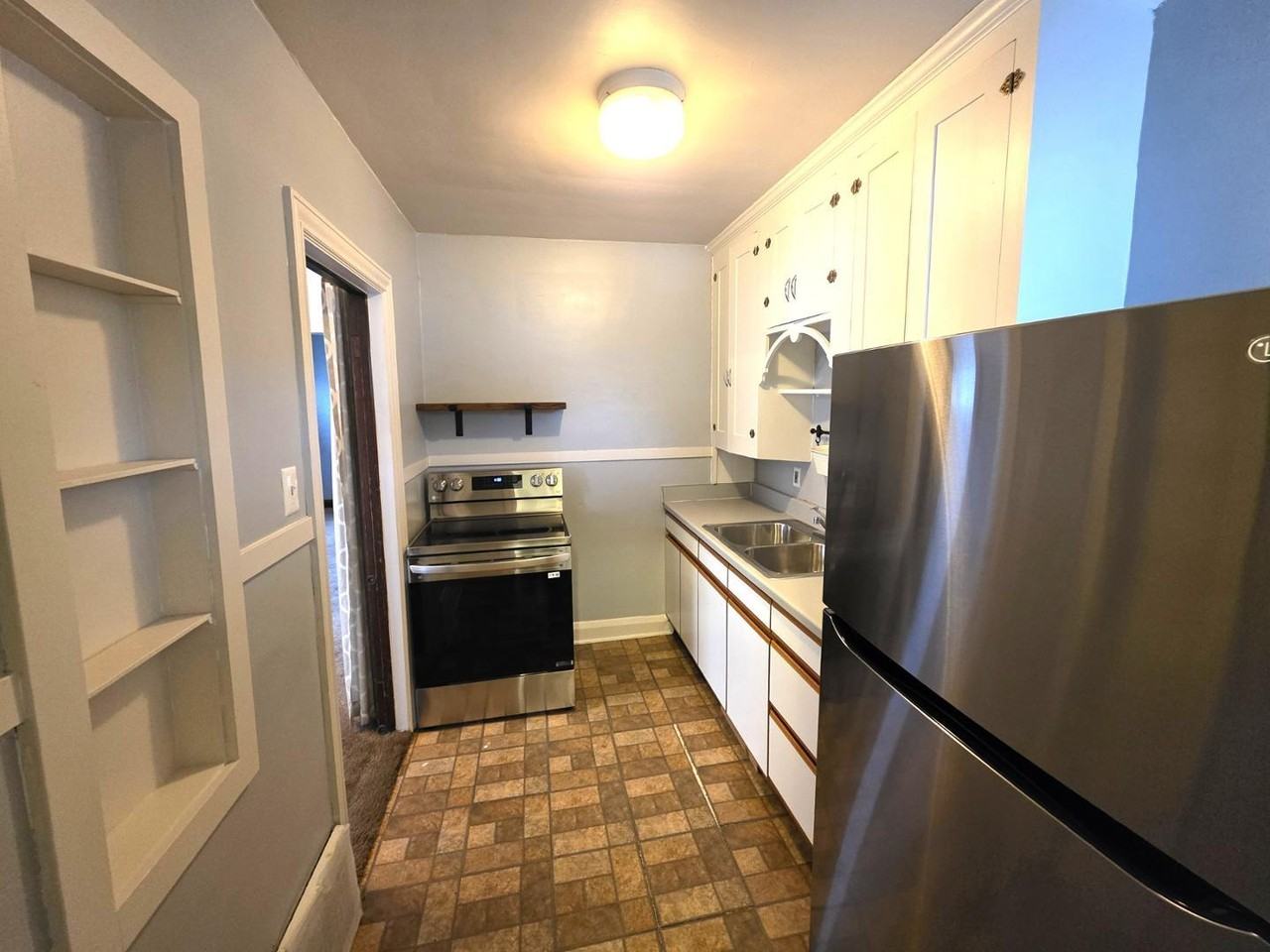 1909 Wyndhurst Rd - Photo 2 of 15