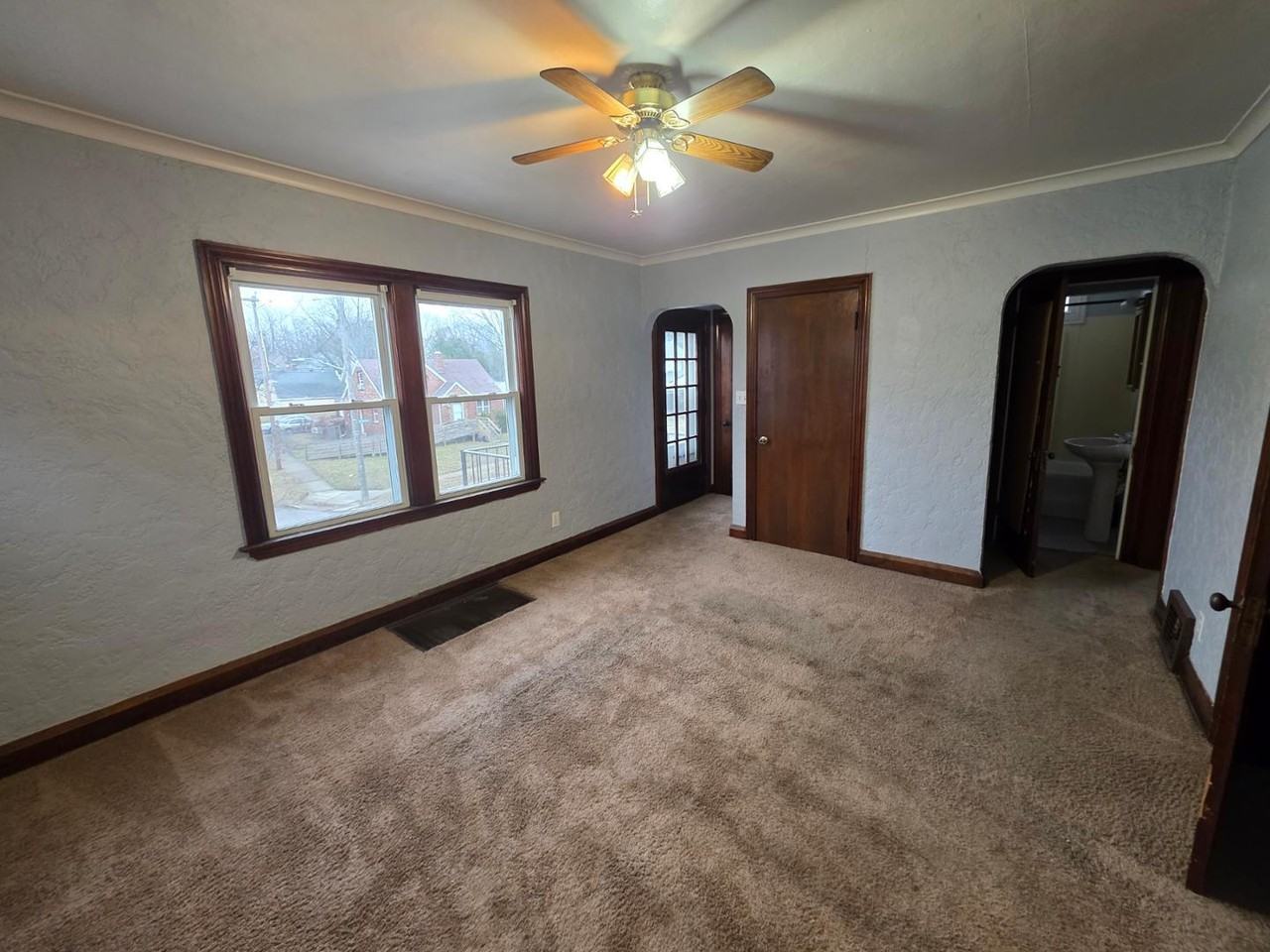 1909 Wyndhurst Rd - Photo 4 of 15