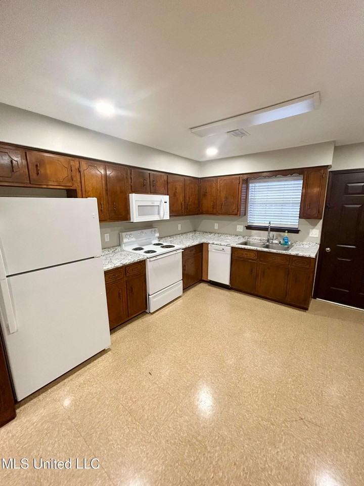 1008 Telly Rd - Photo 3 of 9